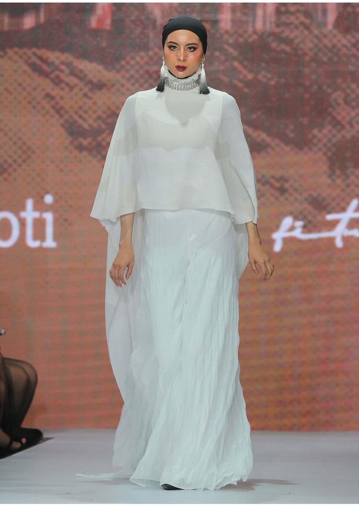 MAKILING CAPE & PANTS