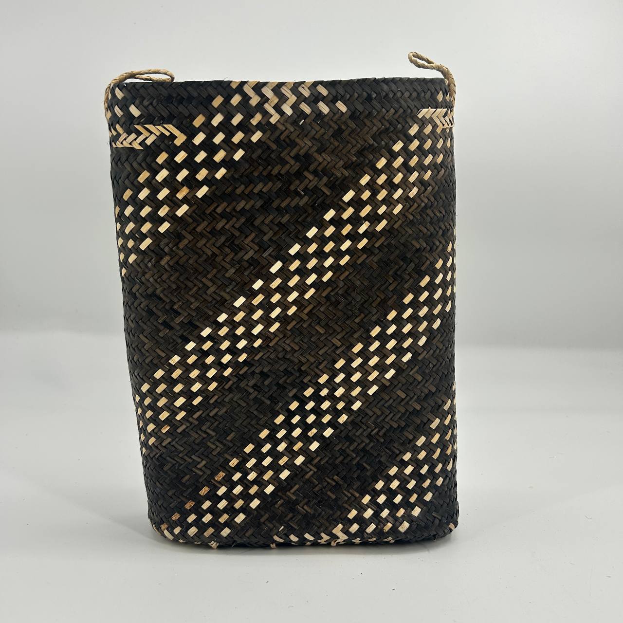 OVAL BELANYAT