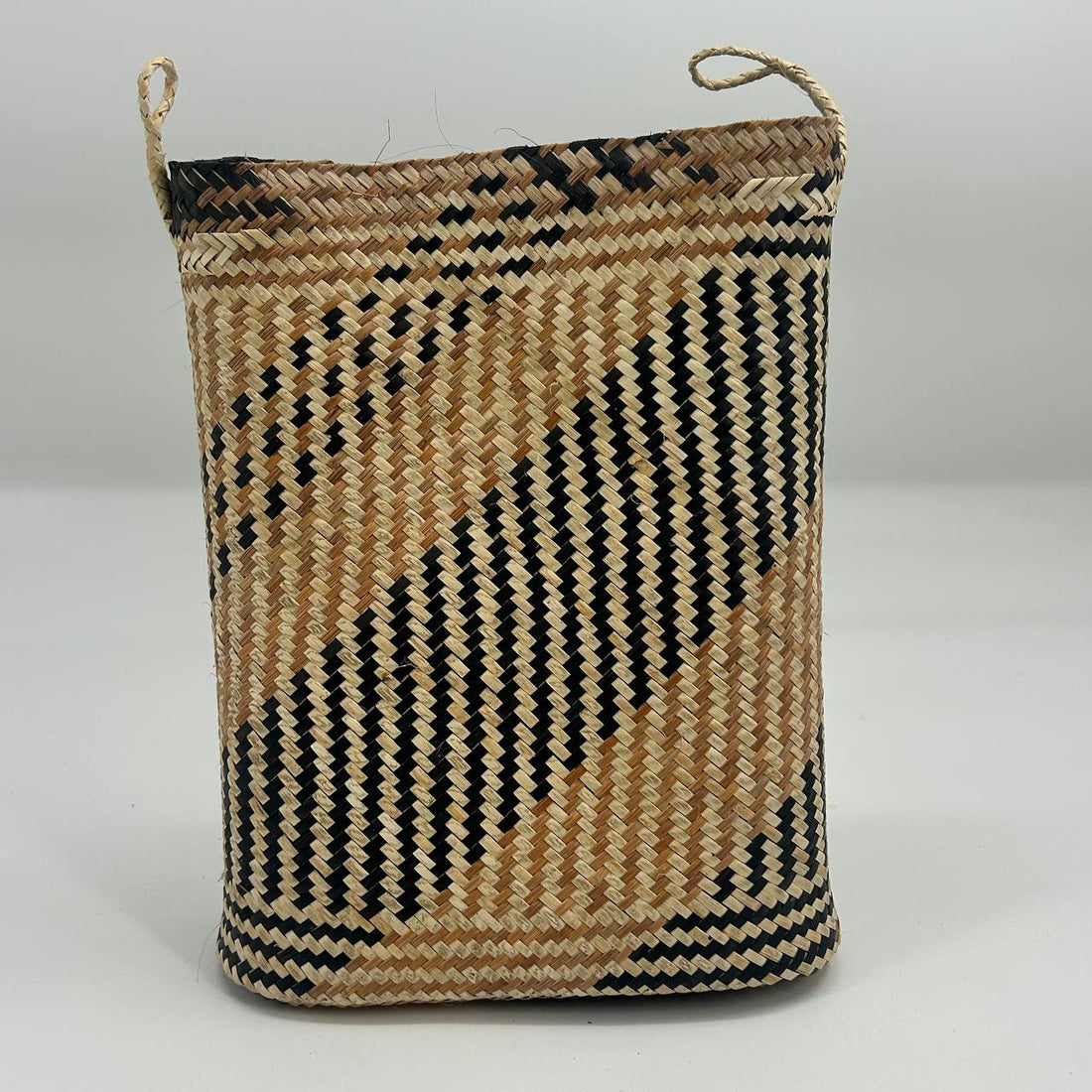 OVAL BELANYAT