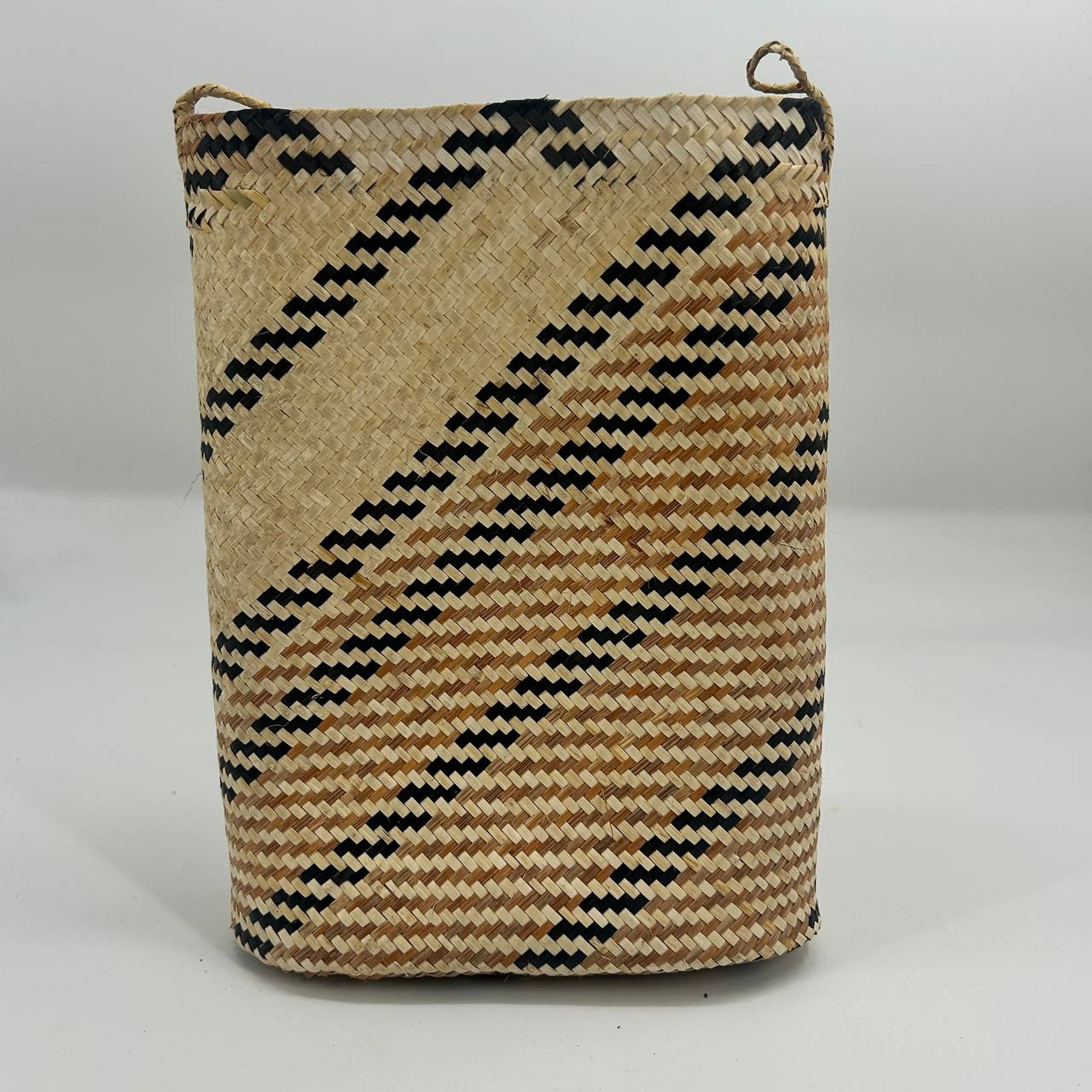 OVAL BELANYAT