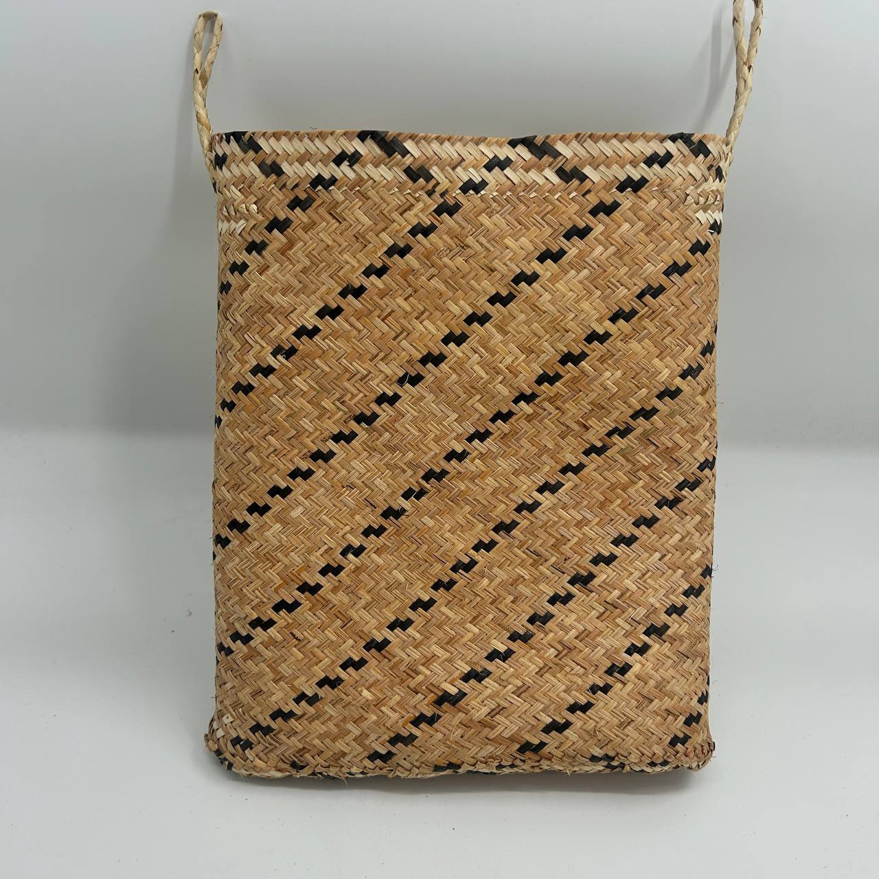 OVAL BELANYAT