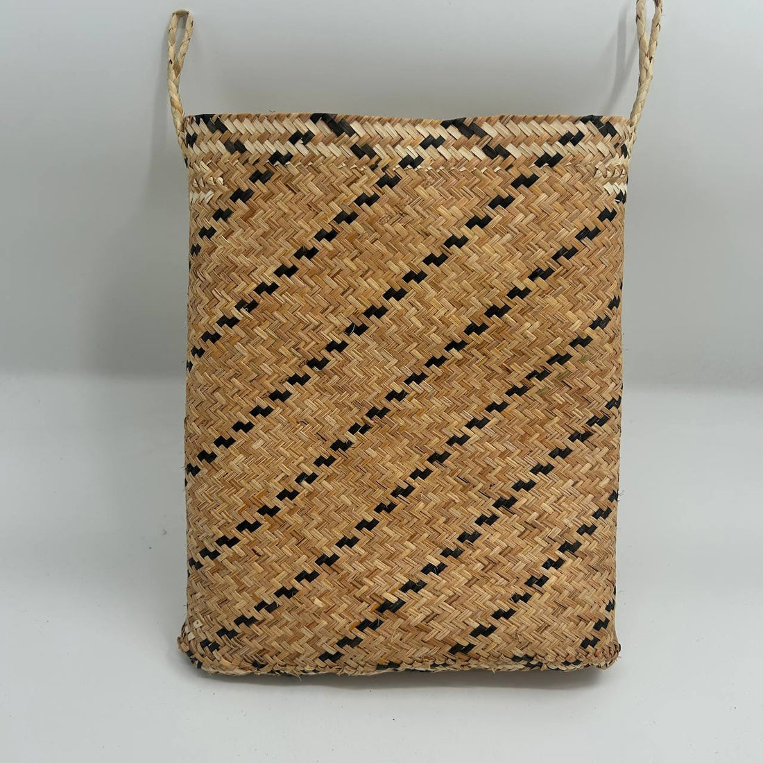 OVAL BELANYAT